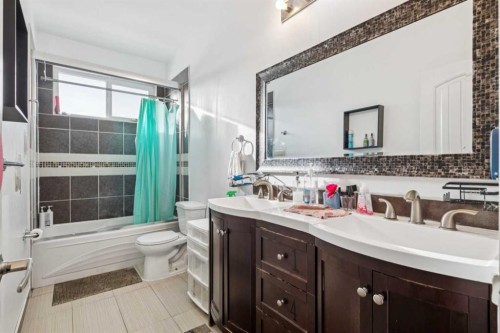 929 38 Street Se, Calgary, AB - Indoor Photo Showing Bathroom