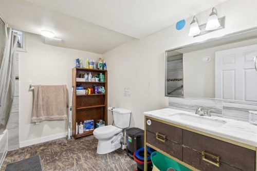 929 38 Street Se, Calgary, AB - Indoor Photo Showing Bathroom