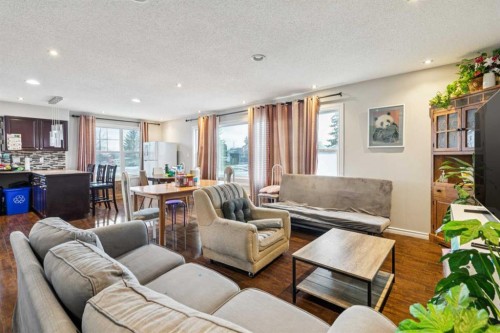 929 38 Street Se, Calgary, AB - Indoor Photo Showing Living Room