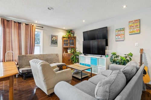 929 38 Street Se, Calgary, AB - Indoor Photo Showing Living Room