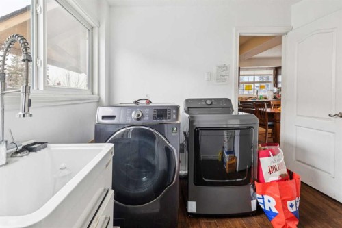 929 38 Street Se, Calgary, AB - Indoor Photo Showing Laundry Room