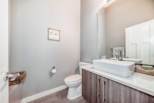 2807 25 Street Sw, Calgary, AB - Indoor Photo Showing Bathroom