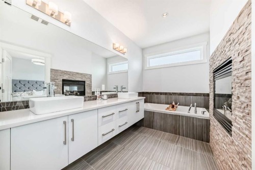 2807 25 Street Sw, Calgary, AB - Indoor Photo Showing Bathroom