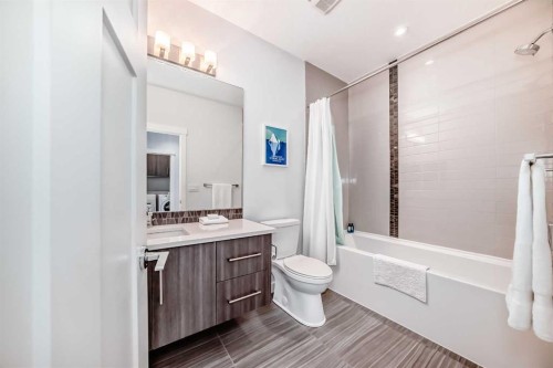 2807 25 Street Sw, Calgary, AB - Indoor Photo Showing Bathroom