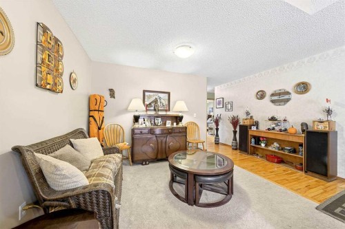 13 Parklane Place, Strathmore, AB - Indoor Photo Showing Living Room