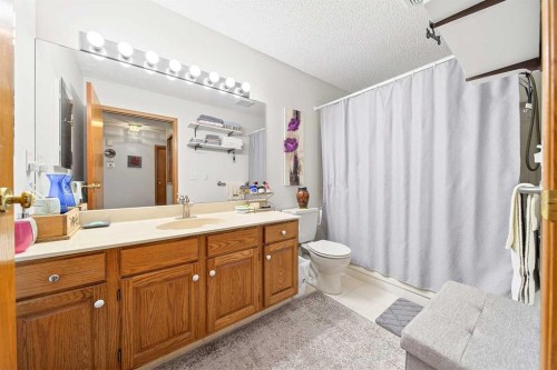 13 Parklane Place, Strathmore, AB - Indoor Photo Showing Bathroom