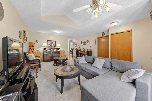 13 Parklane Place, Strathmore, AB - Indoor Photo Showing Living Room