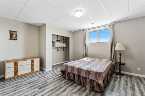 243077 Range Road 255, Rural Wheatland County, AB - Indoor Photo Showing Bedroom