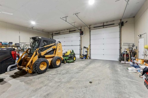 243077 Range Road 255, Rural Wheatland County, AB - Indoor Photo Showing Garage