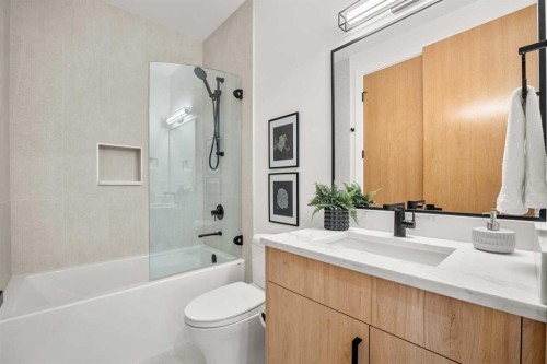 1415 24 Street Sw, Calgary, AB - Indoor Photo Showing Bathroom