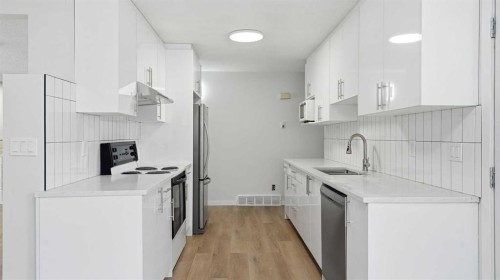 3419 143 Avenue Nw, Edmonton, AB - Indoor Photo Showing Kitchen