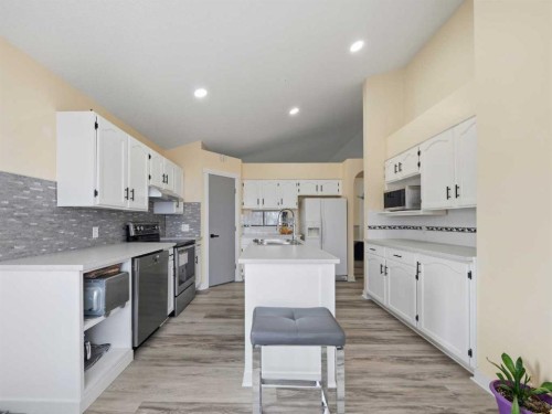 109 Somerset Close Sw, Calgary, AB - Indoor Photo Showing Kitchen