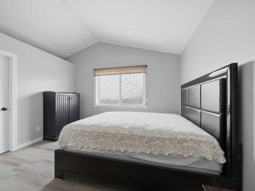 109 Somerset Close Sw, Calgary, AB - Indoor Photo Showing Bedroom