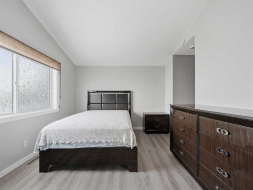 109 Somerset Close Sw, Calgary, AB - Indoor Photo Showing Bedroom
