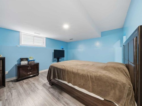 109 Somerset Close Sw, Calgary, AB - Indoor Photo Showing Bedroom