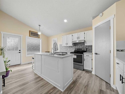109 Somerset Close Sw, Calgary, AB - Indoor Photo Showing Kitchen