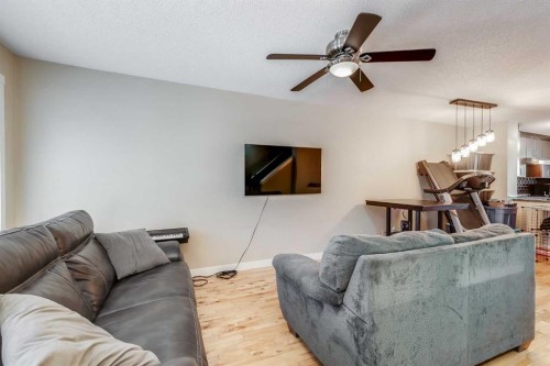 306-2445 Kingsland Road Se, Airdrie, AB - Indoor Photo Showing Living Room