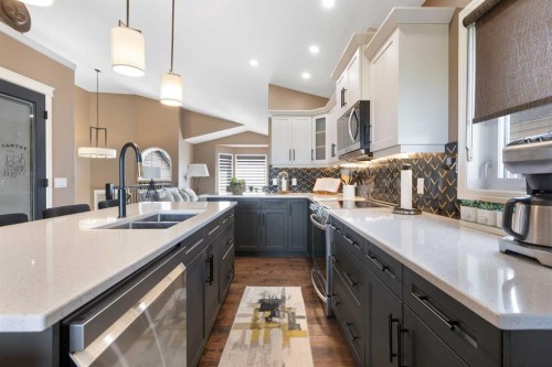 164 Hillcrest Boulevard, Strathmore, AB - Indoor Photo Showing Kitchen With Double Sink With Upgraded Kitchen
