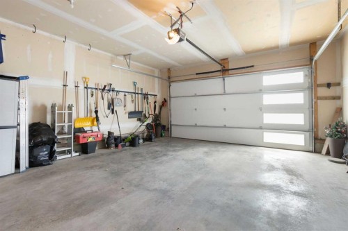 164 Hillcrest Boulevard, Strathmore, AB - Indoor Photo Showing Garage