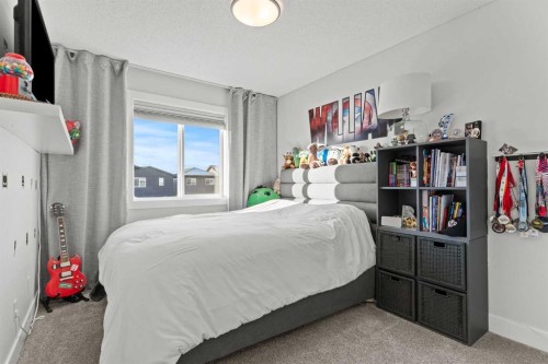 47 Wolf Willow Boulevard Se, Calgary, AB - Indoor Photo Showing Bedroom