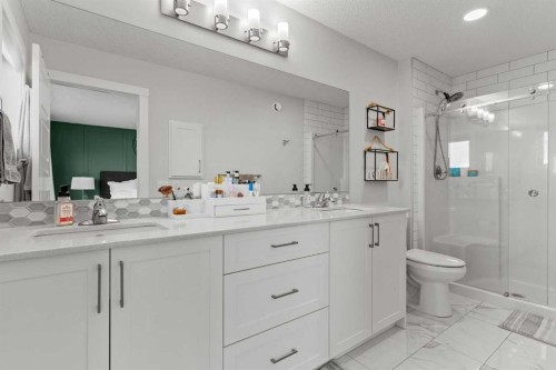 47 Wolf Willow Boulevard Se, Calgary, AB - Indoor Photo Showing Bathroom