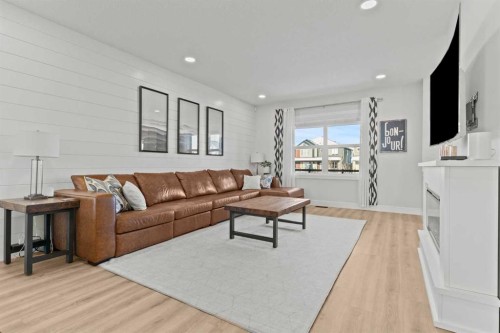 47 Wolf Willow Boulevard Se, Calgary, AB - Indoor Photo Showing Living Room