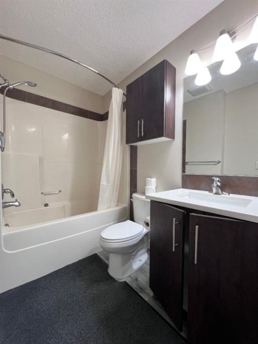 104-2727 28 Avenue Se, Calgary, AB - Indoor Photo Showing Bathroom