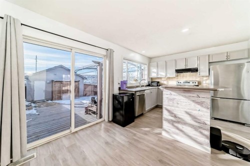 294 Elgin View Se, Calgary, AB - Indoor Photo Showing Kitchen