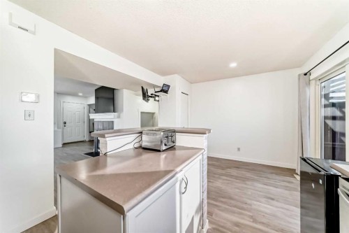 294 Elgin View Se, Calgary, AB - Indoor Photo Showing Kitchen