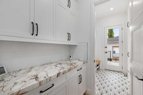 2032 41 Avenue Sw, Calgary, AB - Indoor