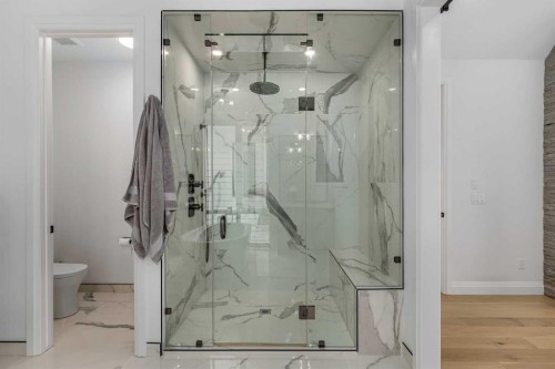 2032 41 Avenue Sw, Calgary, AB - Indoor Photo Showing Bathroom