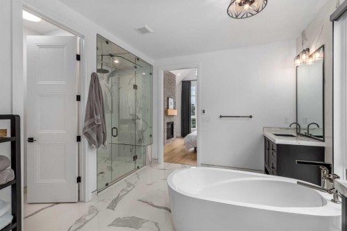 2032 41 Avenue Sw, Calgary, AB - Indoor Photo Showing Bathroom