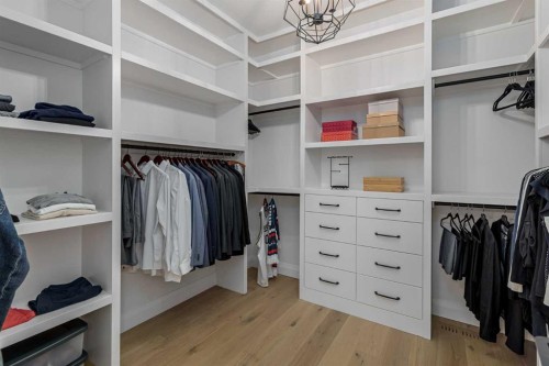 2032 41 Avenue Sw, Calgary, AB - Indoor With Storage