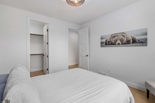 2032 41 Avenue Sw, Calgary, AB - Indoor Photo Showing Bedroom