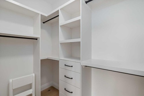 2032 41 Avenue Sw, Calgary, AB - Indoor With Storage