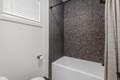 2032 41 Avenue Sw, Calgary, AB - Indoor Photo Showing Bathroom