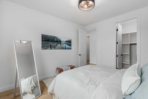 2032 41 Avenue Sw, Calgary, AB - Indoor Photo Showing Bedroom