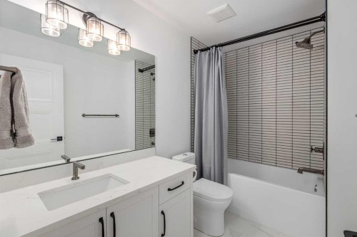 2032 41 Avenue Sw, Calgary, AB - Indoor Photo Showing Bathroom