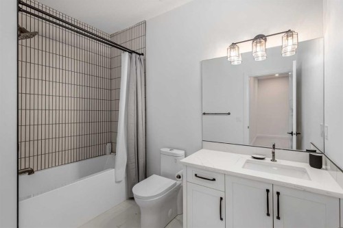 2032 41 Avenue Sw, Calgary, AB - Indoor Photo Showing Bathroom