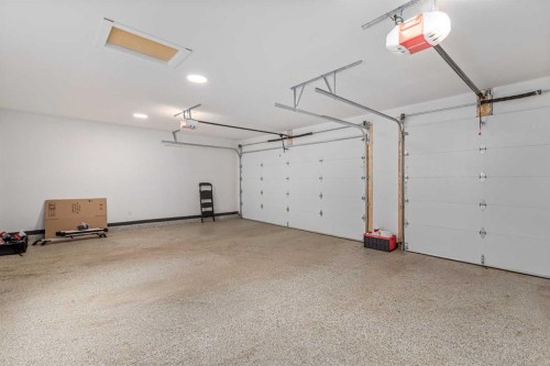 2032 41 Avenue Sw, Calgary, AB - Indoor Photo Showing Garage