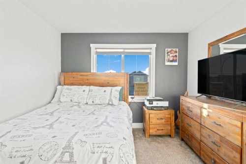 818 Edgefield Street, Strathmore, AB - Indoor Photo Showing Bedroom