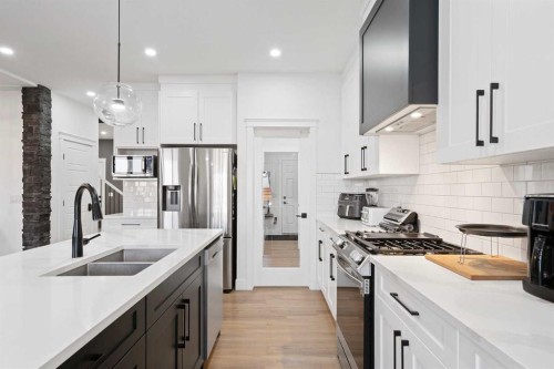 818 Edgefield Street, Strathmore, AB - Indoor Photo Showing Kitchen With Double Sink With Upgraded Kitchen