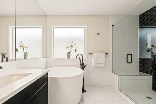 18 Simcoe Terrace Sw, Calgary, AB - Indoor Photo Showing Bathroom