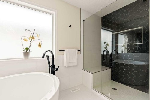 18 Simcoe Terrace Sw, Calgary, AB - Indoor Photo Showing Bathroom
