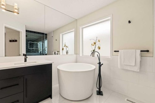 18 Simcoe Terrace Sw, Calgary, AB - Indoor Photo Showing Bathroom