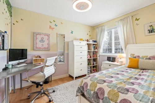 18 Simcoe Terrace Sw, Calgary, AB - Indoor Photo Showing Bedroom