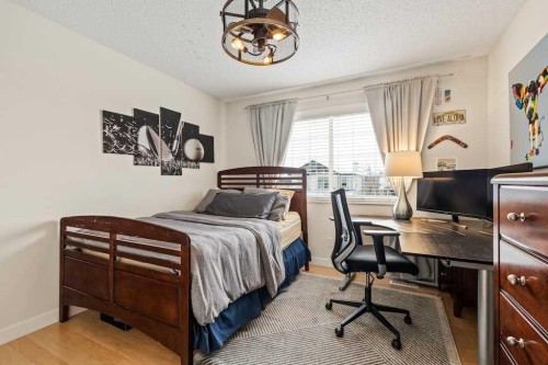 18 Simcoe Terrace Sw, Calgary, AB - Indoor Photo Showing Bedroom
