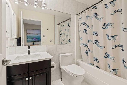 18 Simcoe Terrace Sw, Calgary, AB - Indoor Photo Showing Bathroom