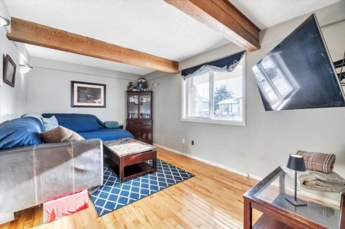 427 Cole Crescent, Carseland, AB - Indoor Photo Showing Living Room