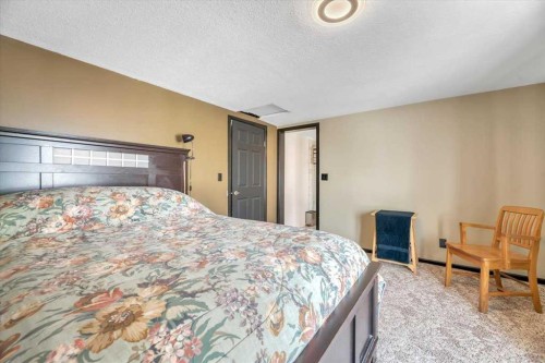 427 Cole Crescent, Carseland, AB - Indoor Photo Showing Bedroom